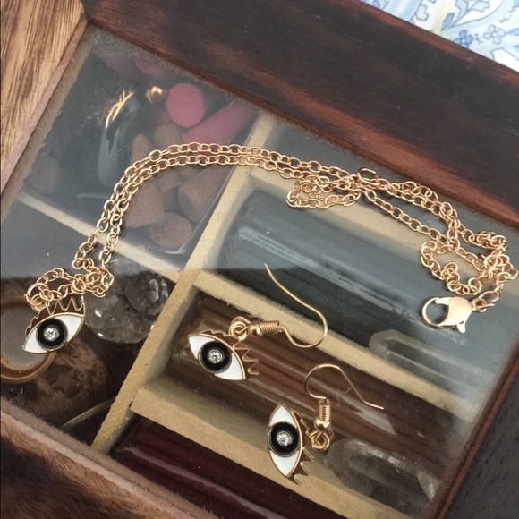 Beautiful set of eyes necklace and earrings - Picture 6 of 7